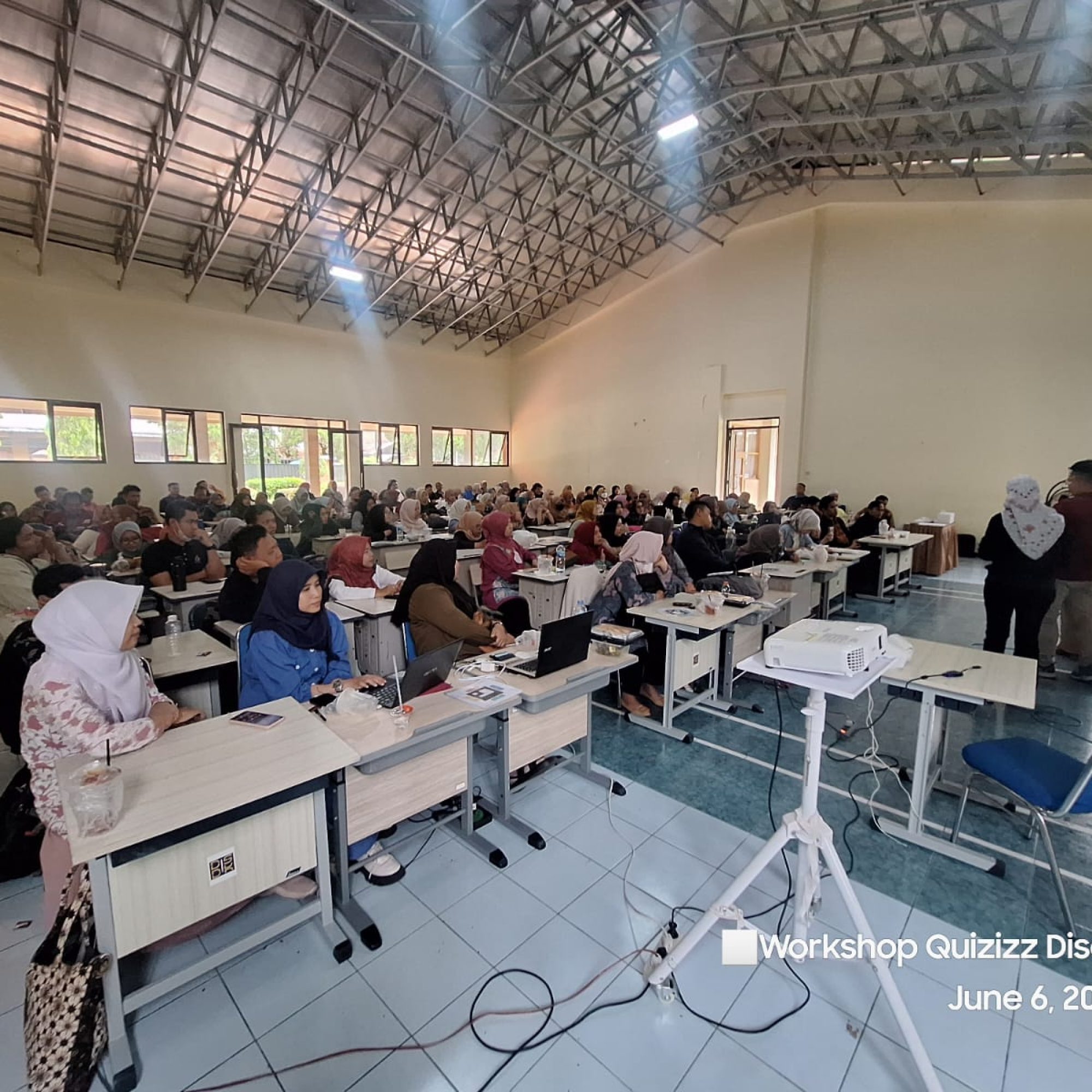 Workshop Peningkatan Kompetensi Guru Dalam Program Merdeka Belajar Melalui Pemanfaatan Quizizz Dalam Pembelajaran