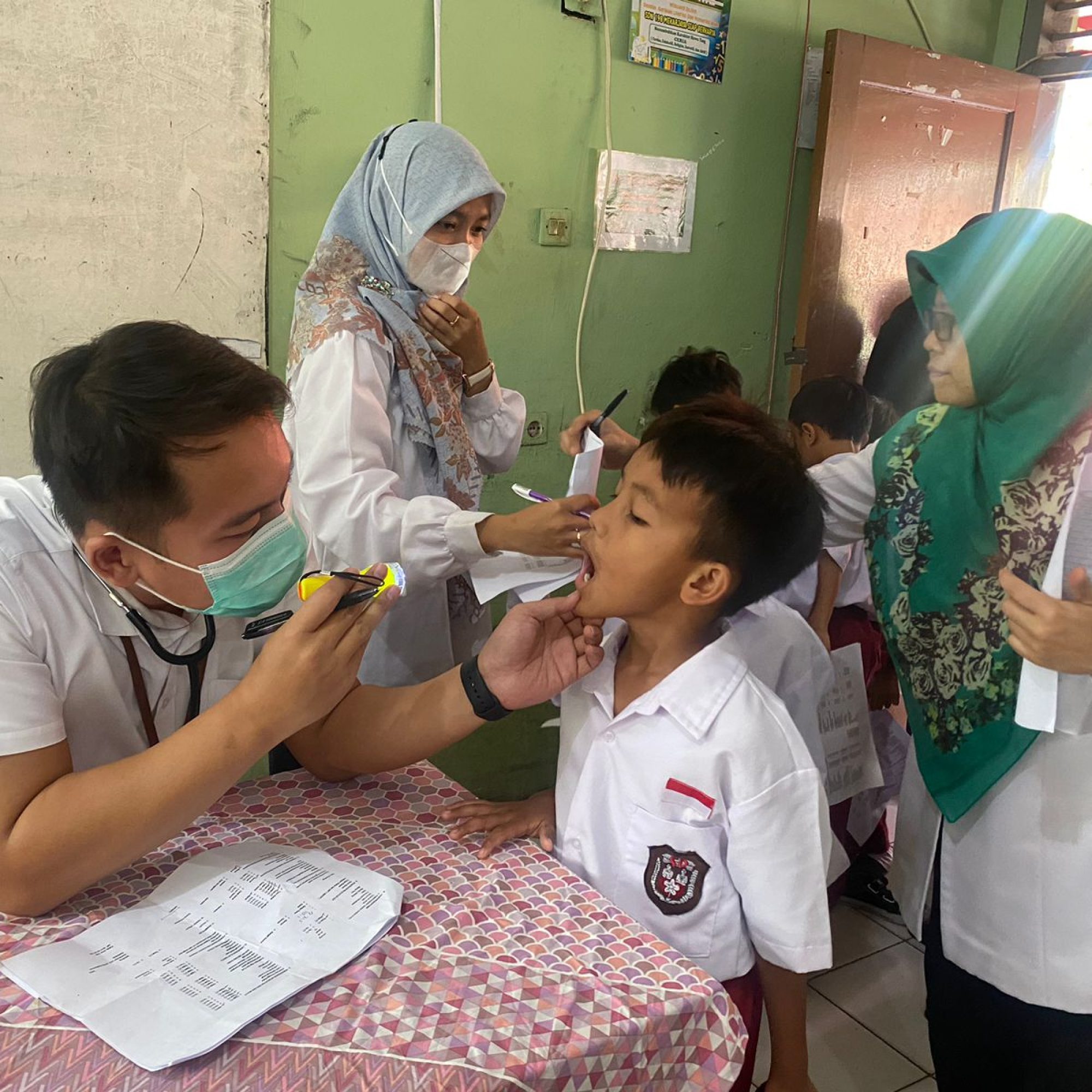 Penjaringan dan Imunisasi Anak di SDN 198 Mekarjaya oleh Puskesmas Rusunawa Kecamatan Arcamanik, Meningkatkan Kesehatan Generasi Muda