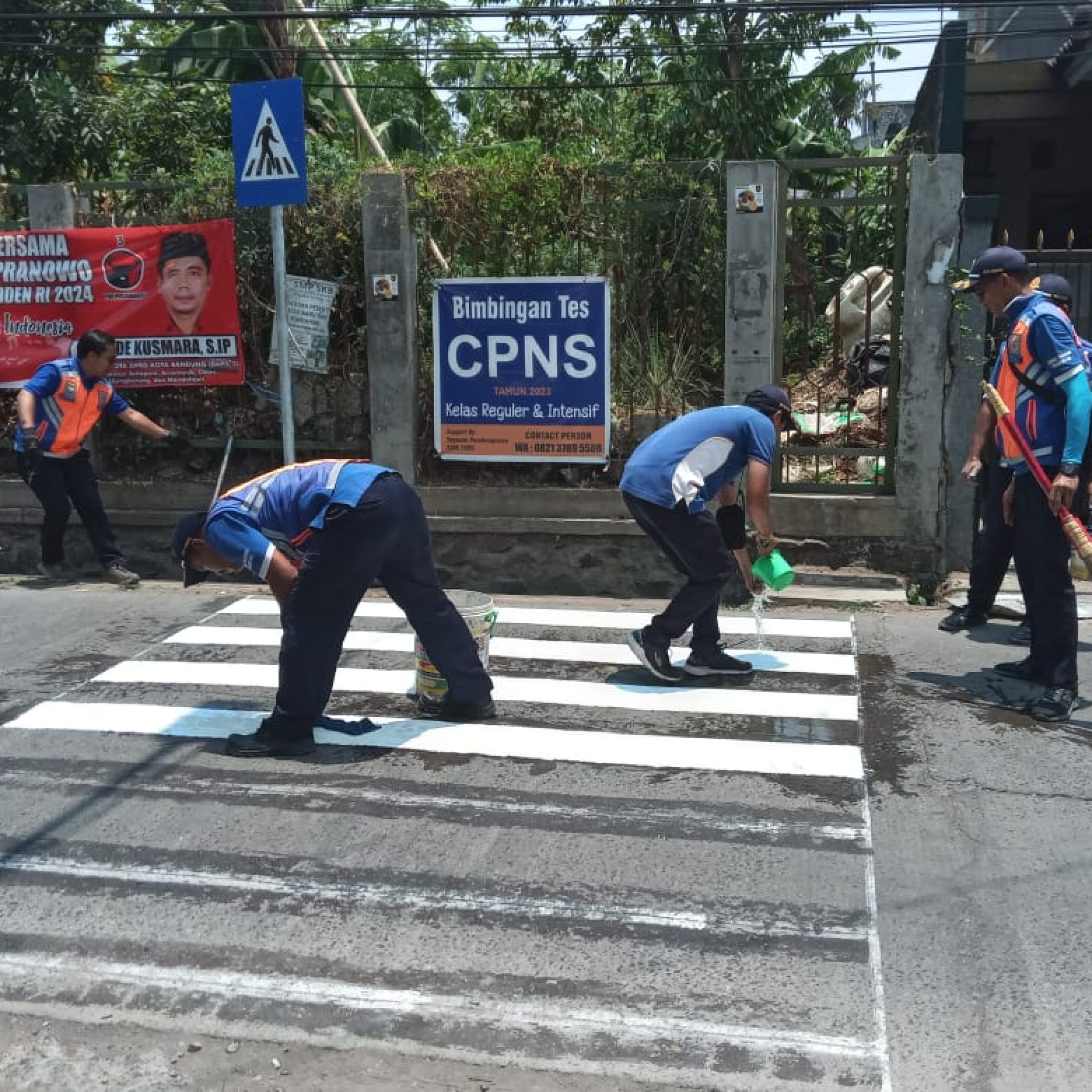 Pembuatan Zabra Cross Di Gerbang Depan SDN 198 Mekarjaya, Wujud Implementasi Sekolah Ramah Anak