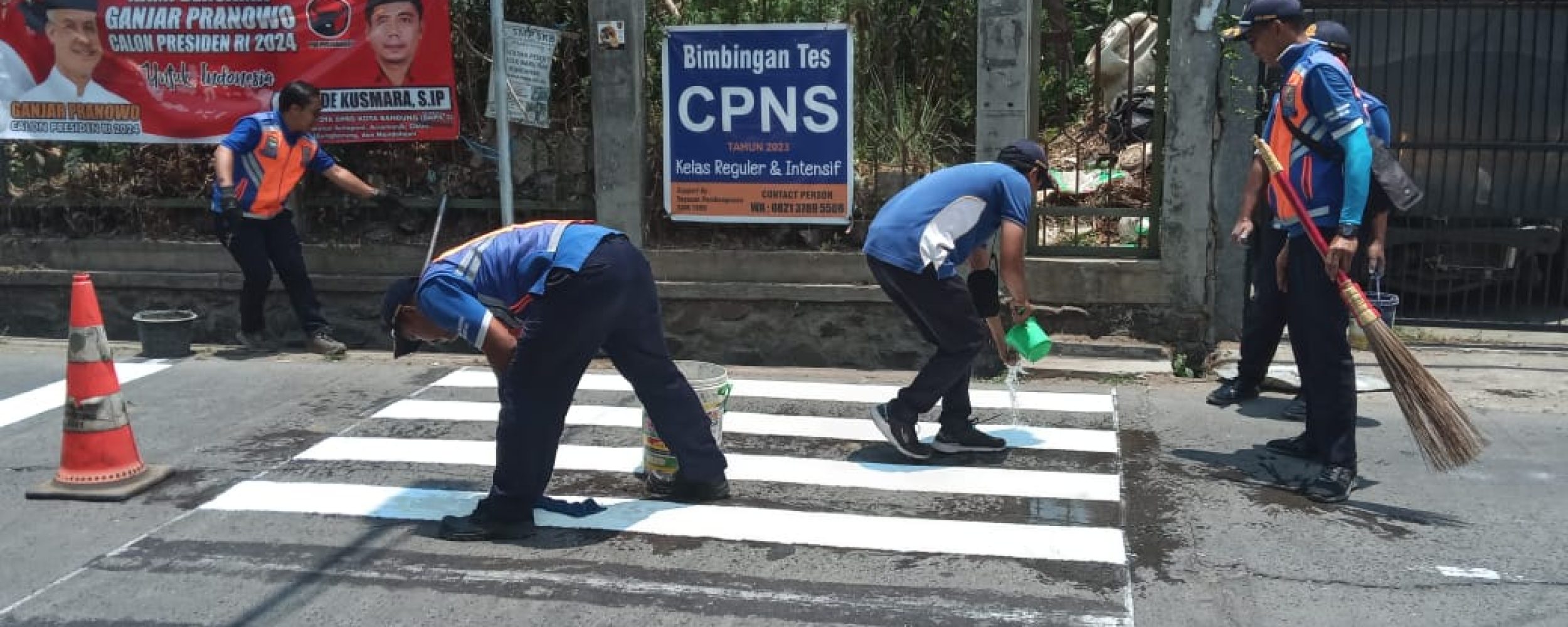 Pembuatan Zabra Cross Di Gerbang Depan SDN 198 Mekarjaya, Wujud Implementasi Sekolah Ramah Anak