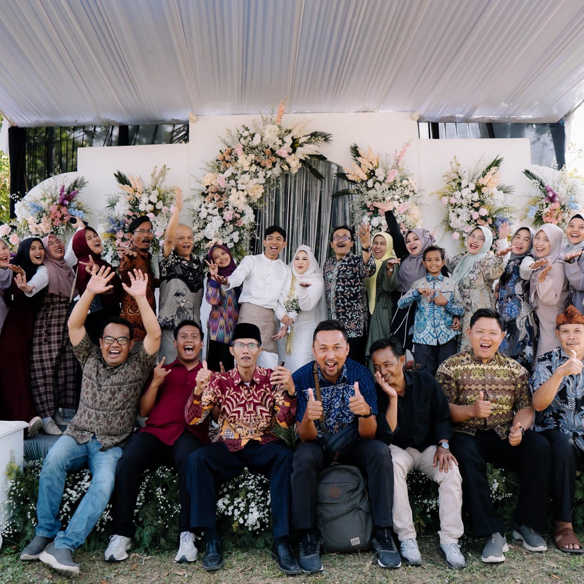 Guru dan Staf SD Negeri 198 Mekarjaya Hadiri Pernikahan Bapak Asep Beny Wijaya, S.Pd Guru SDN 198 Mekarjaya dan Behesti Shofi Mannani, S.Pd