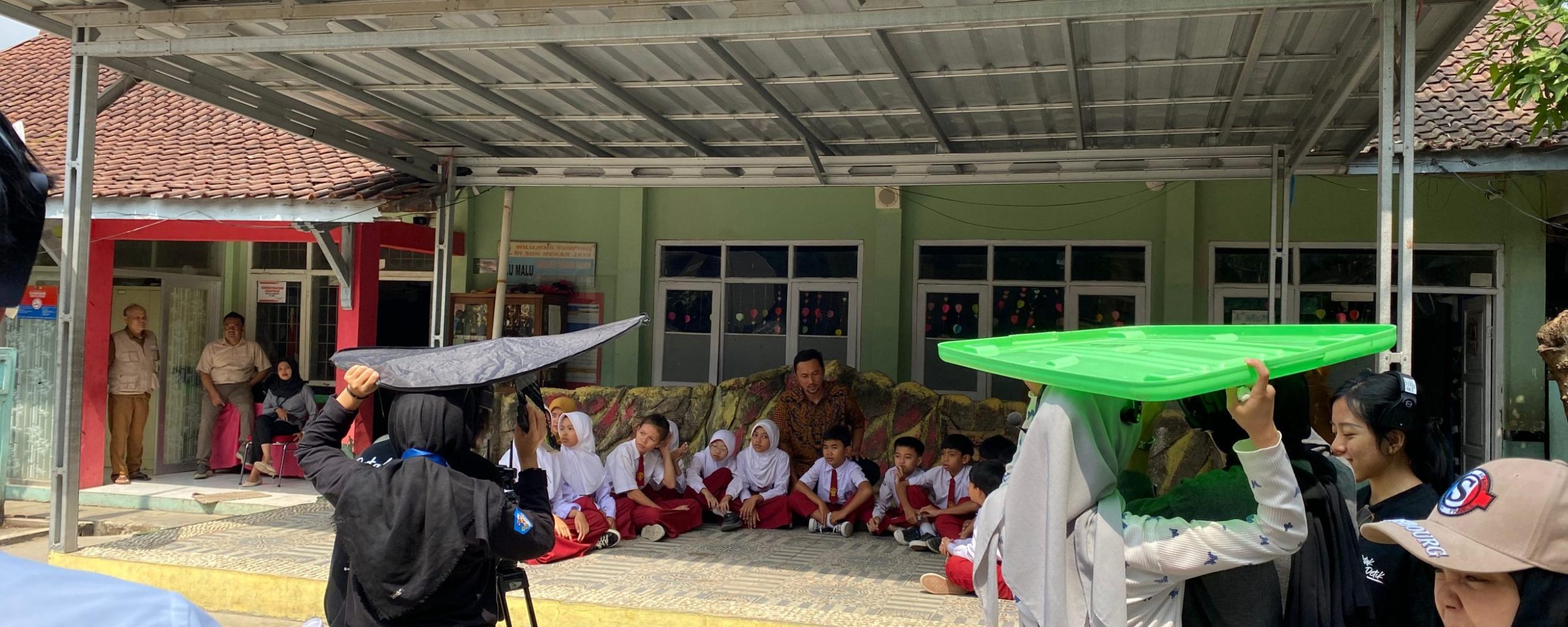 Kerja Sama SDN 198 Mekarjaya Kota Bandung dengan Universitas Widyatama: Pembuatan Video PMM Kemendikbud Berlangsung Sukses