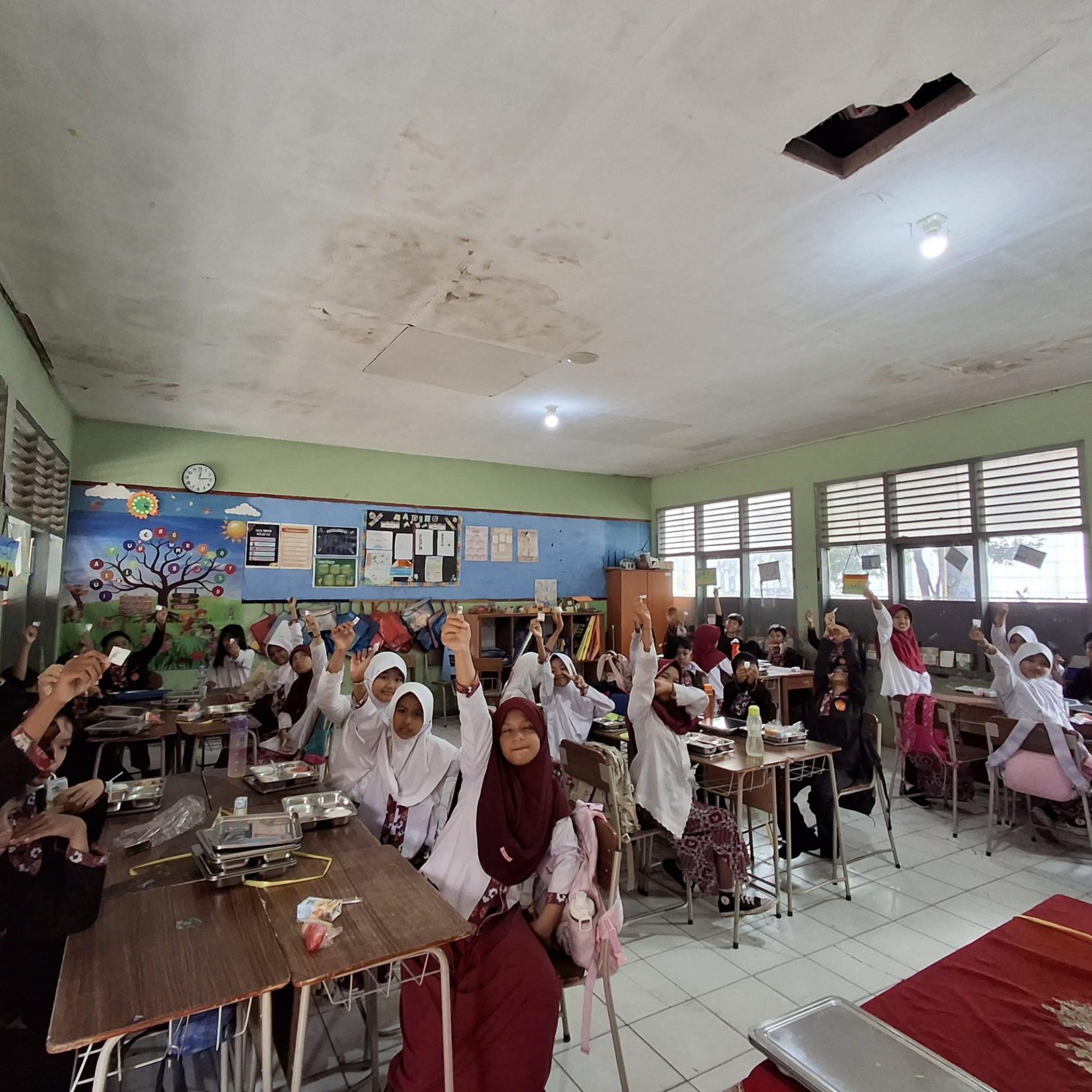 Siswa SDN 198 Mekarjaya Diberi Obat Cacing oleh Puskesmas Rusunawa Cisaranten Kulon