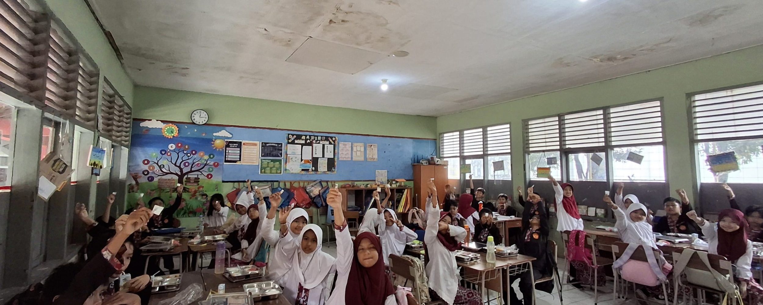 Siswa SDN 198 Mekarjaya Diberi Obat Cacing oleh Puskesmas Rusunawa Cisaranten Kulon