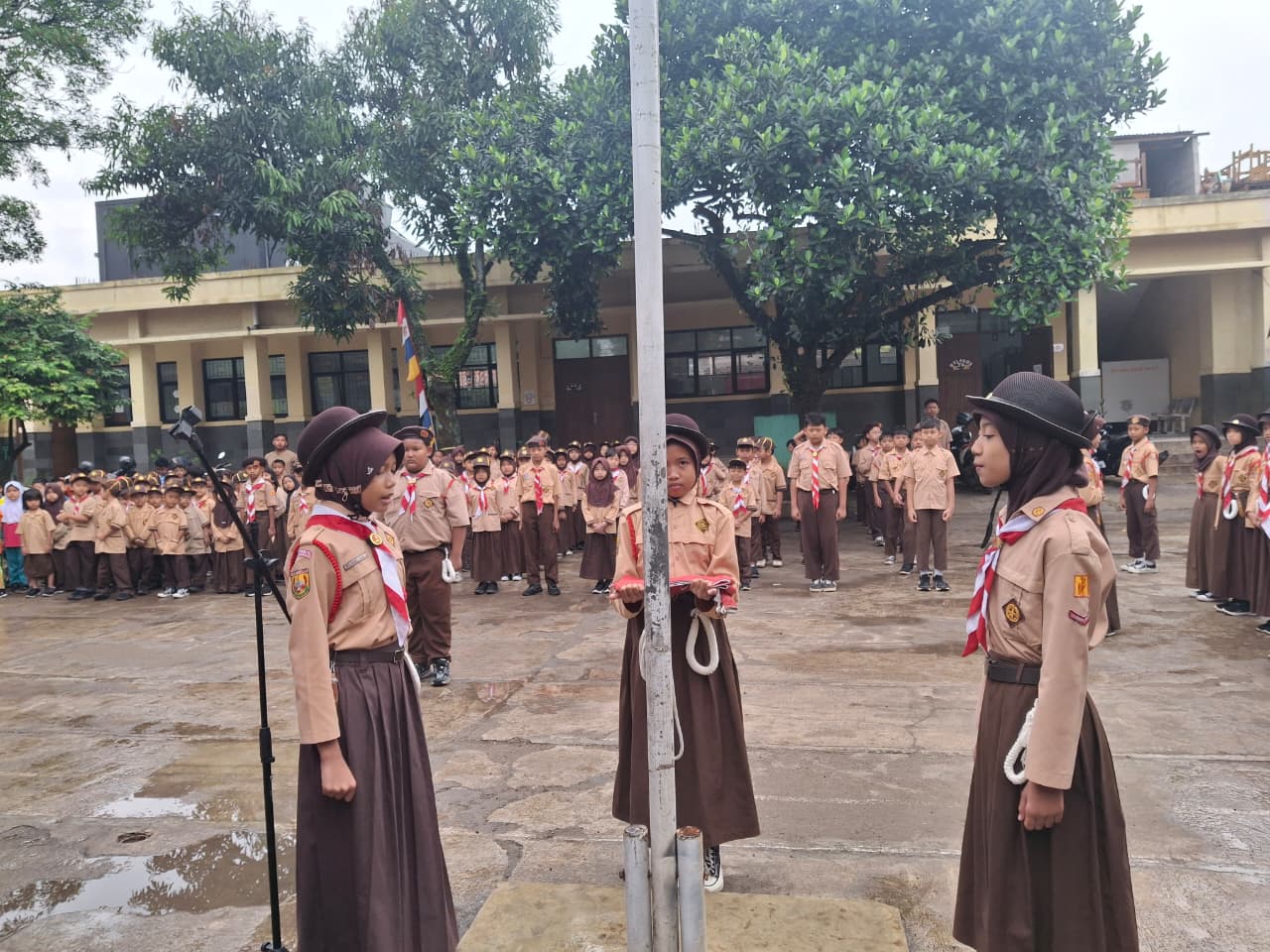 You are currently viewing Peringatan Hari Pramuka ke-64 di SD Negeri 198 Mekarjaya
