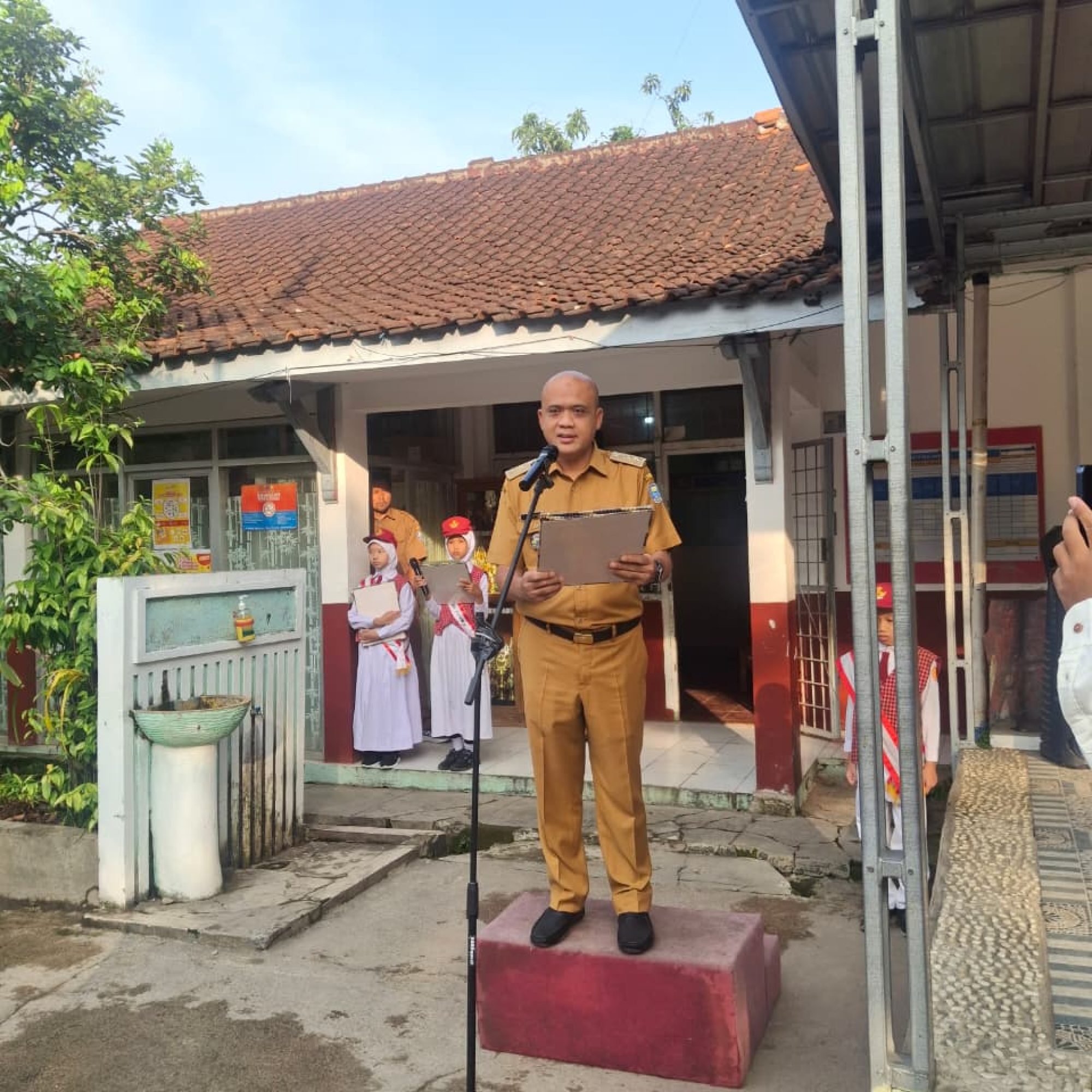 Lurah Cisaranten Kulon Jadi Pembina Upacara di SDN 198 Mekarjaya, Tekankan Pentingnya Disiplin dan Adab Terhadap Guru