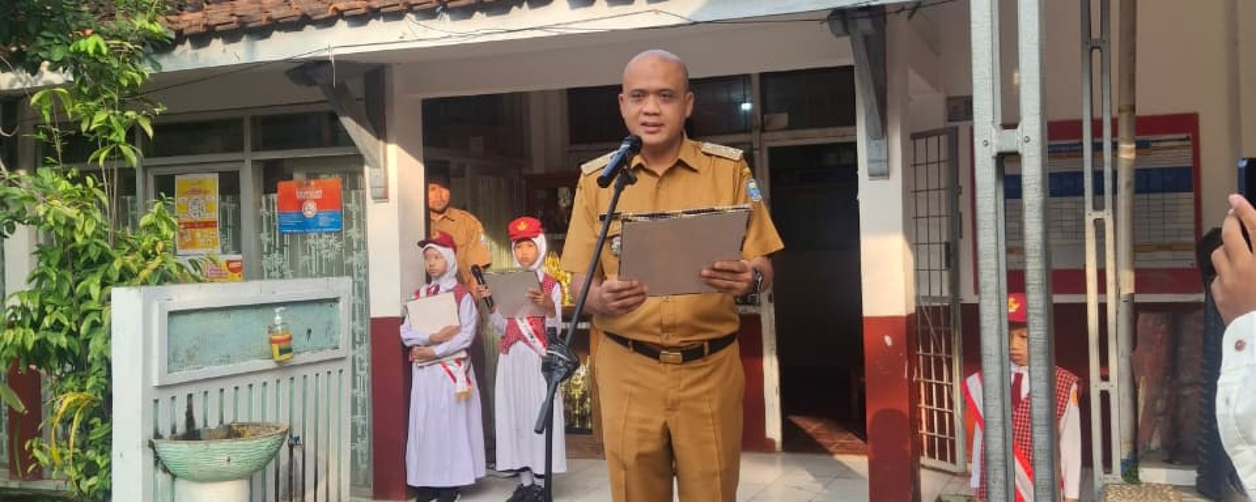 Lurah Cisaranten Kulon Jadi Pembina Upacara di SDN 198 Mekarjaya, Tekankan Pentingnya Disiplin dan Adab Terhadap Guru